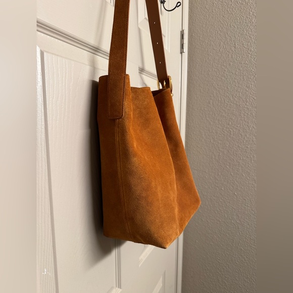 Madewell | Essential Bucket Tote in Camel Suede - Picture 5 of 7
